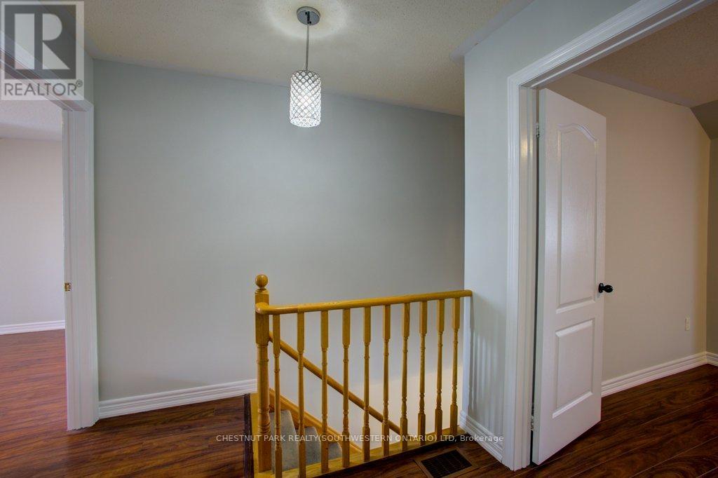 Photo 14 of 27 19 Niagara Drive, Oshawa ON