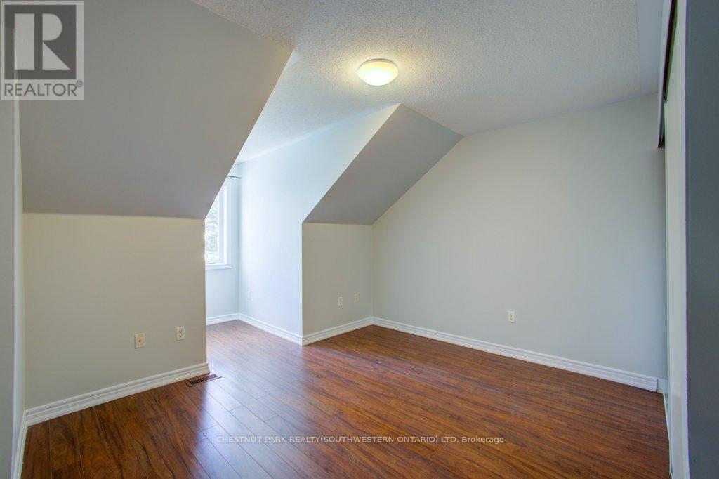 Photo 23 of 27 19 Niagara Drive, Oshawa ON