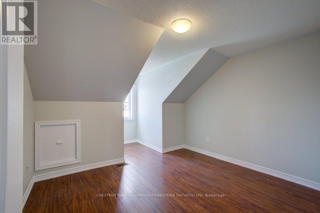 Photo 13 of 27 19 Niagara Drive, Oshawa ON