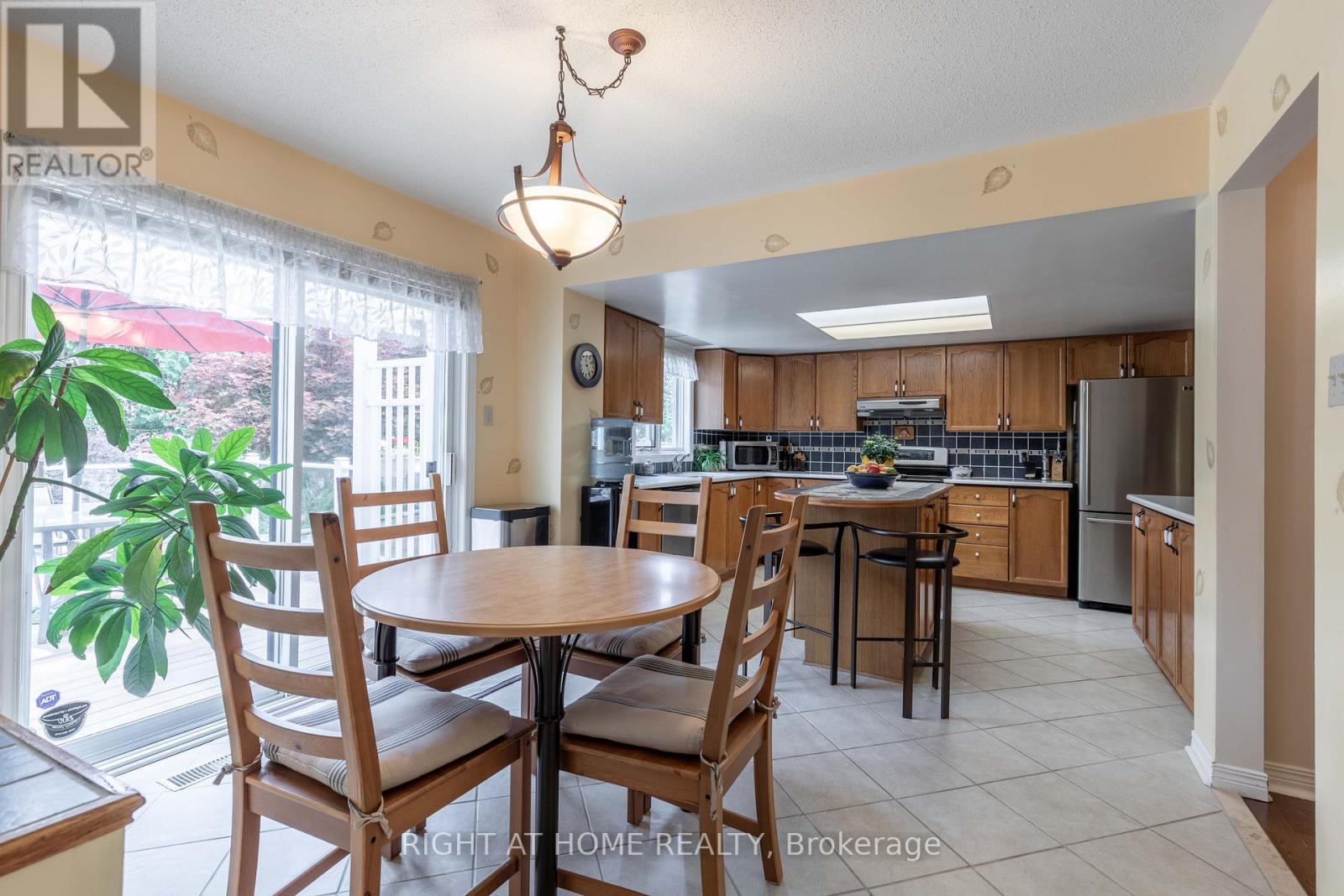 Photo 10 of 21 Hime Crescent, Ottawa ON