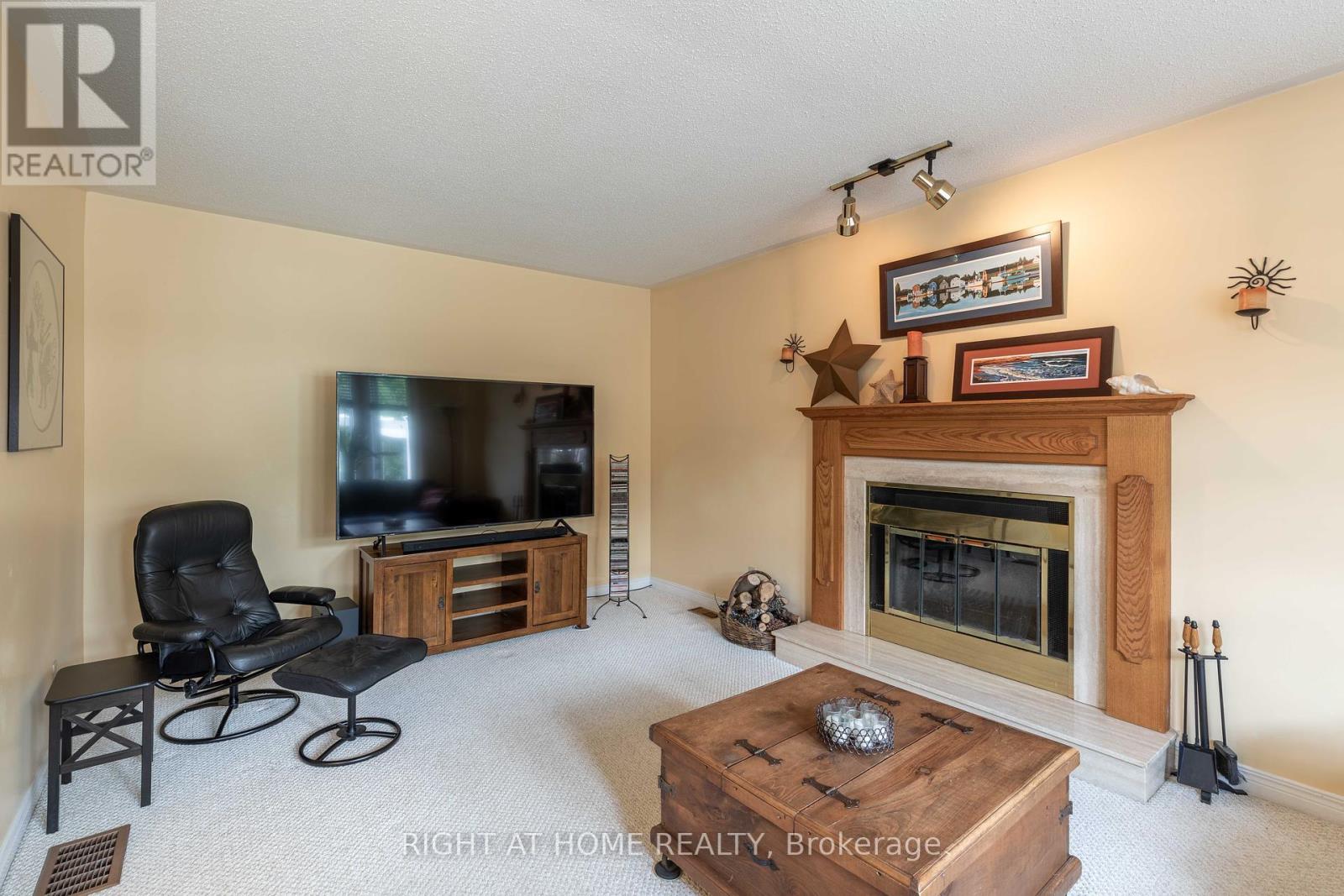 Photo 13 of 21 Hime Crescent, Ottawa ON