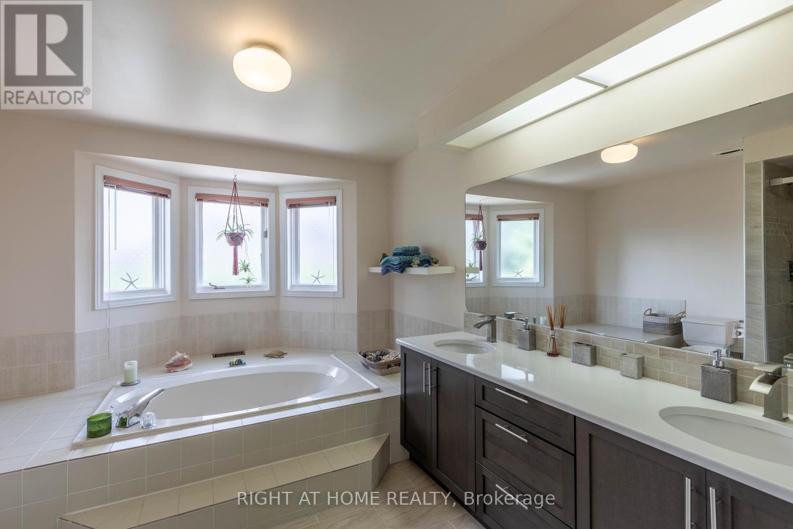 Photo 24 of 21 Hime Crescent, Ottawa ON