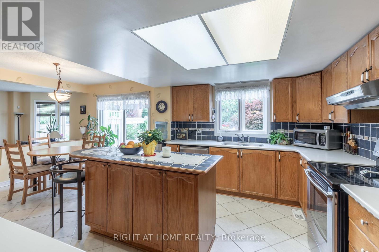 Photo 9 of 21 Hime Crescent, Ottawa ON