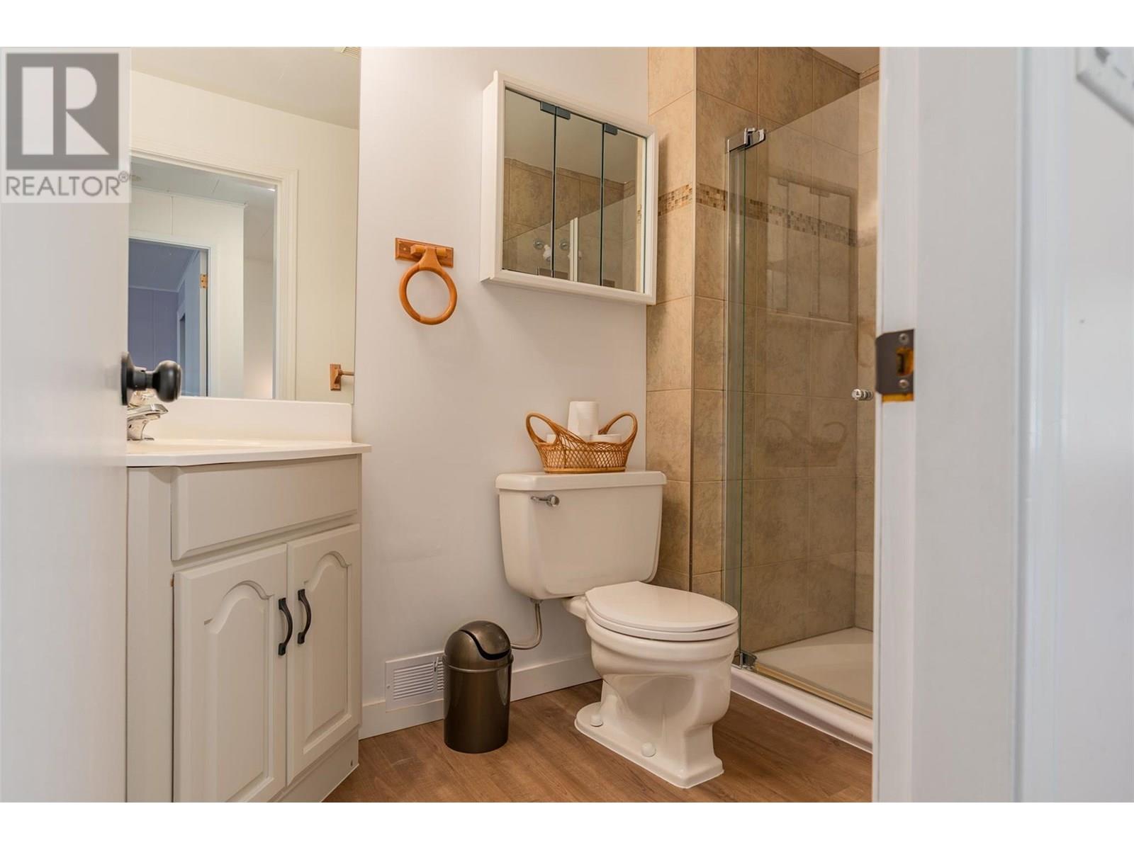 Photo 6 of 840 9th Avenue, Montrose BC
