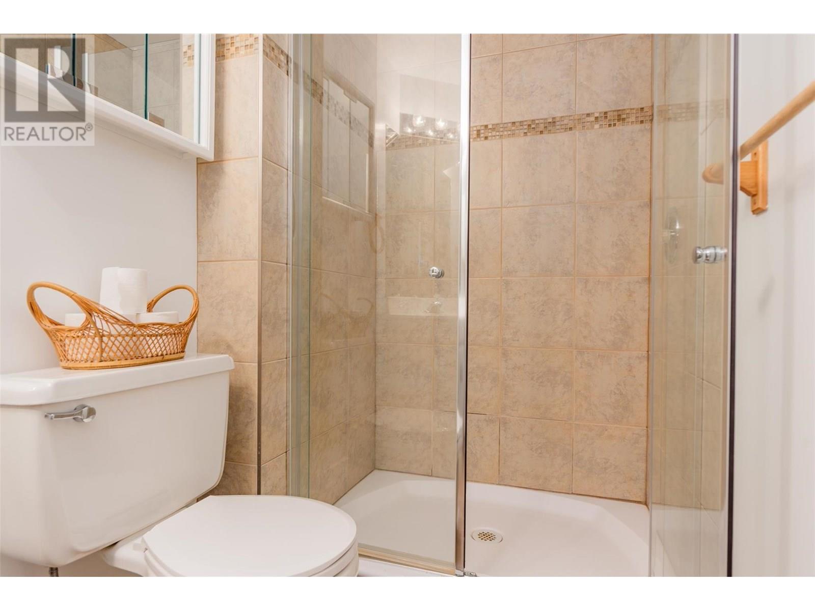 Photo 5 of 840 9th Avenue, Montrose BC