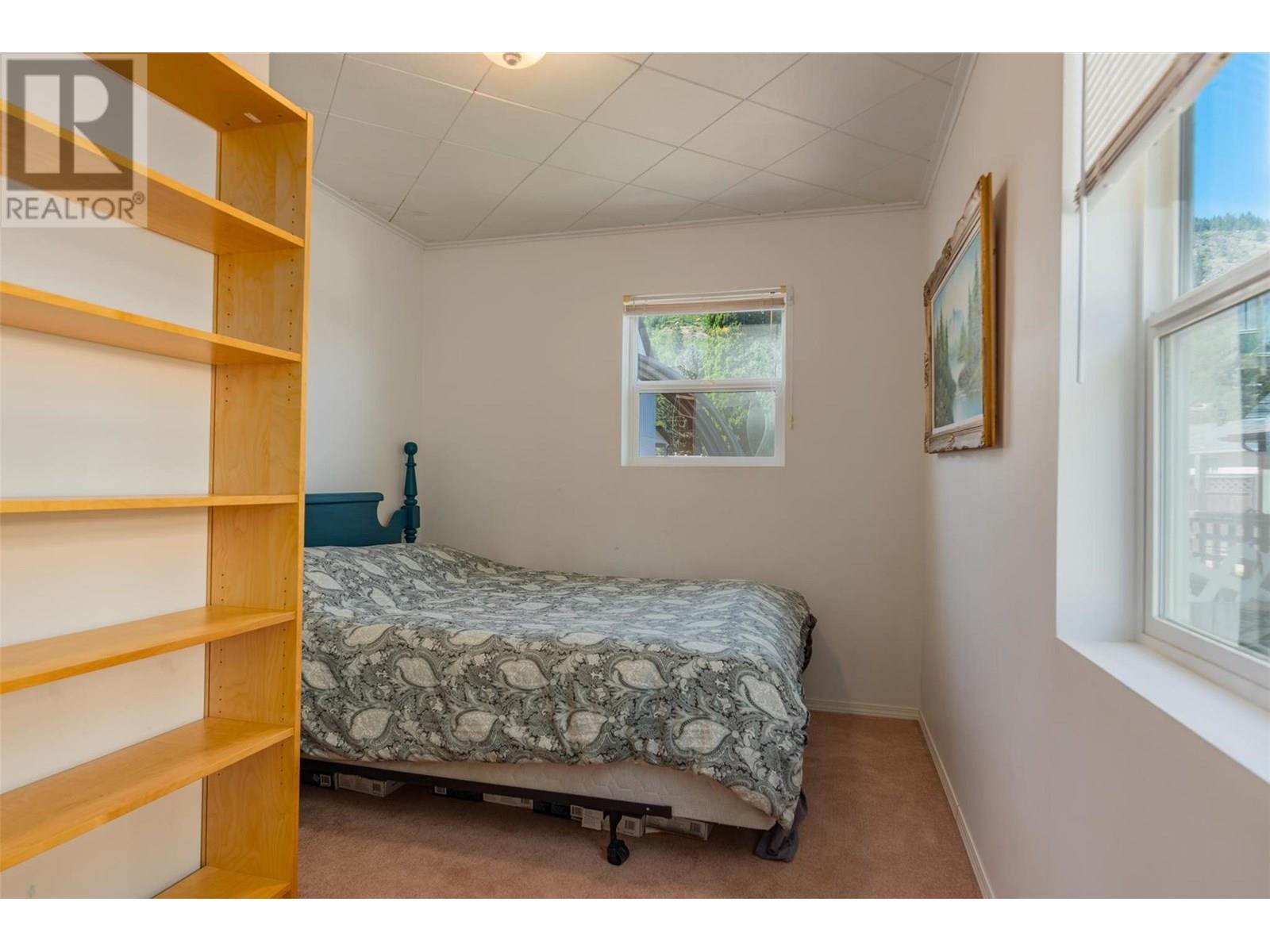 Photo 4 of 840 9th Avenue, Montrose BC
