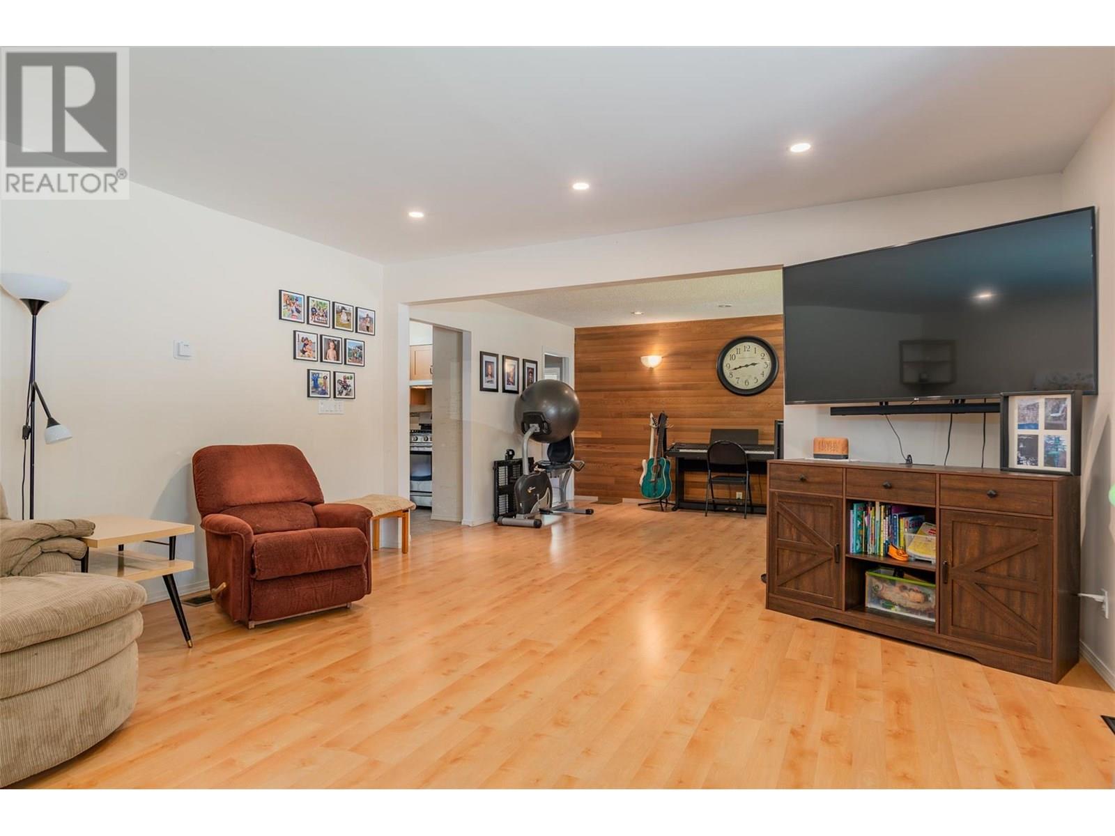 Photo 44 of 840 9th Avenue, Montrose BC