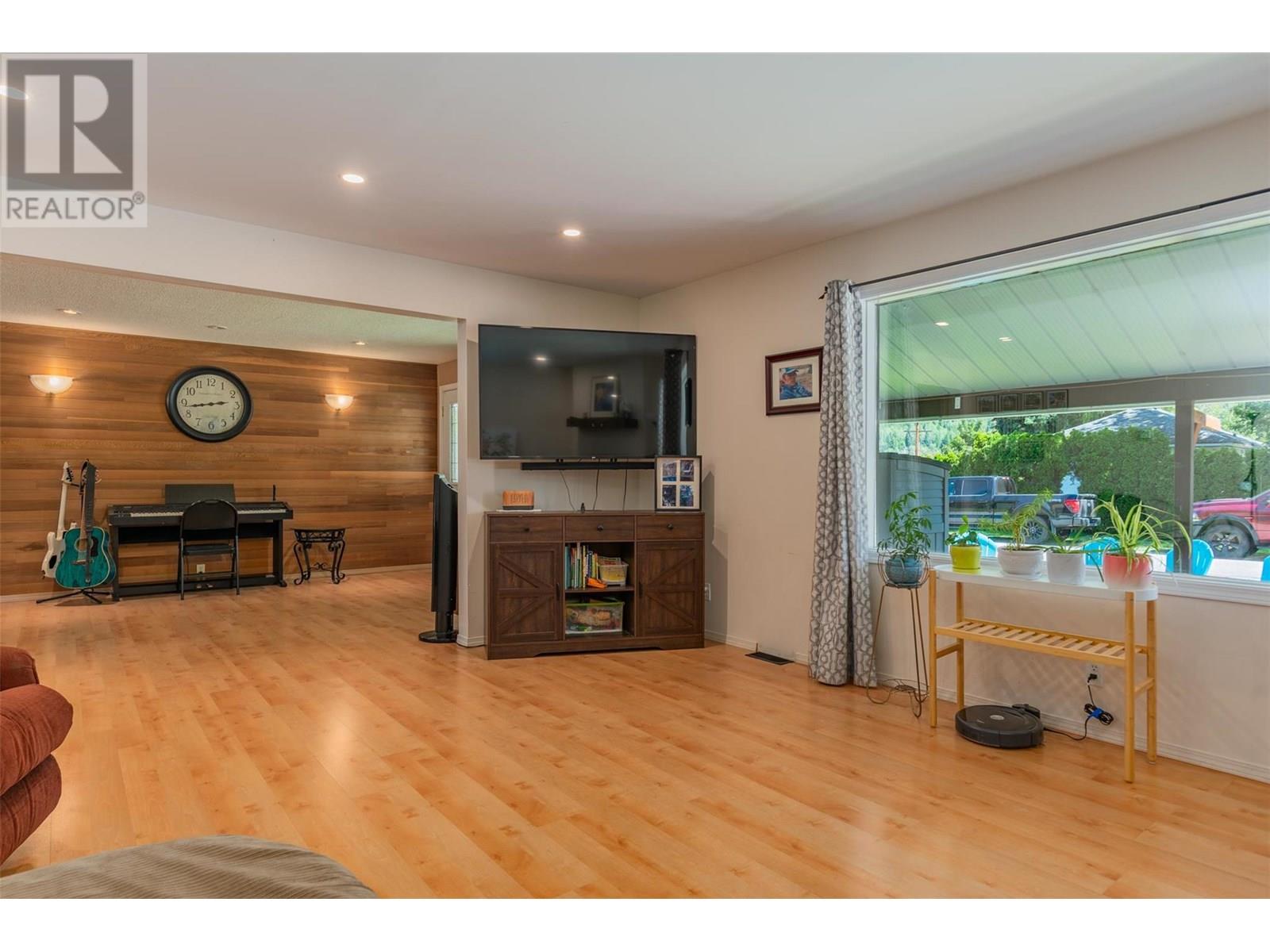 Photo 11 of 840 9th Avenue, Montrose BC