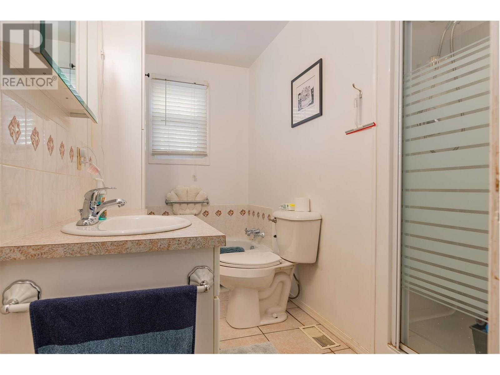 Photo 34 of 840 9th Avenue, Montrose BC