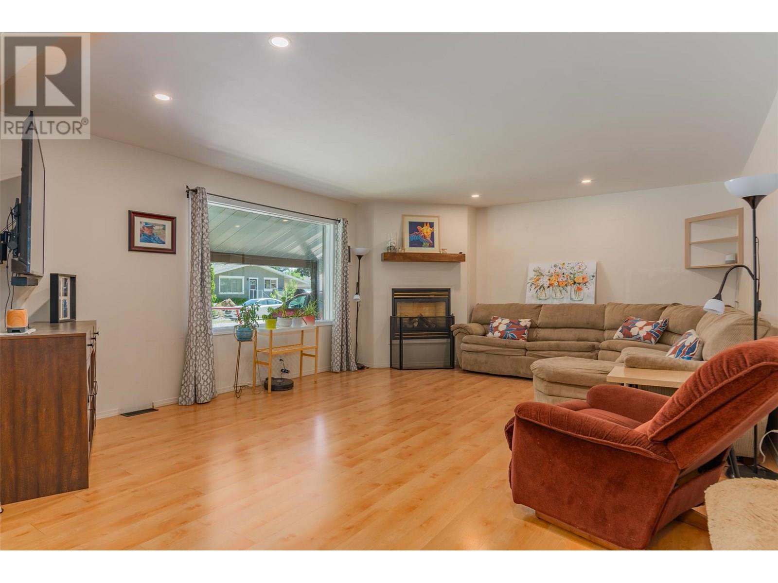 Photo 25 of 840 9th Avenue, Montrose BC