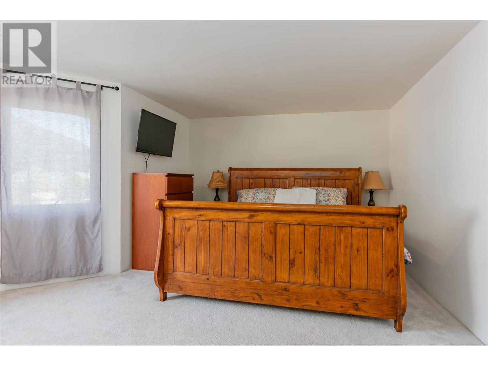Photo 7 of 840 9th Avenue, Montrose BC