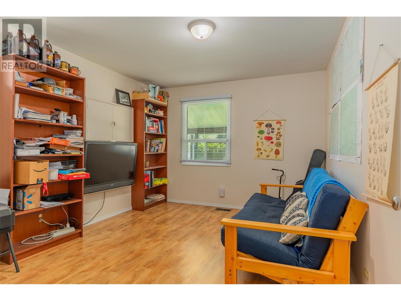 Photo 18 of 840 9th Avenue, Montrose BC