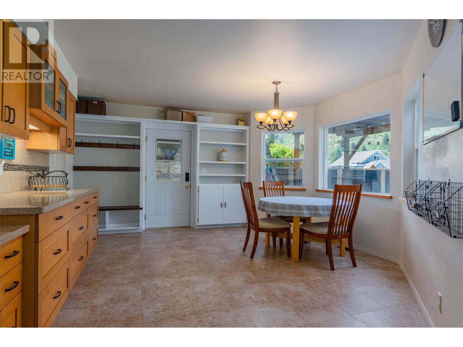 Photo 40 of 840 9th Avenue, Montrose BC