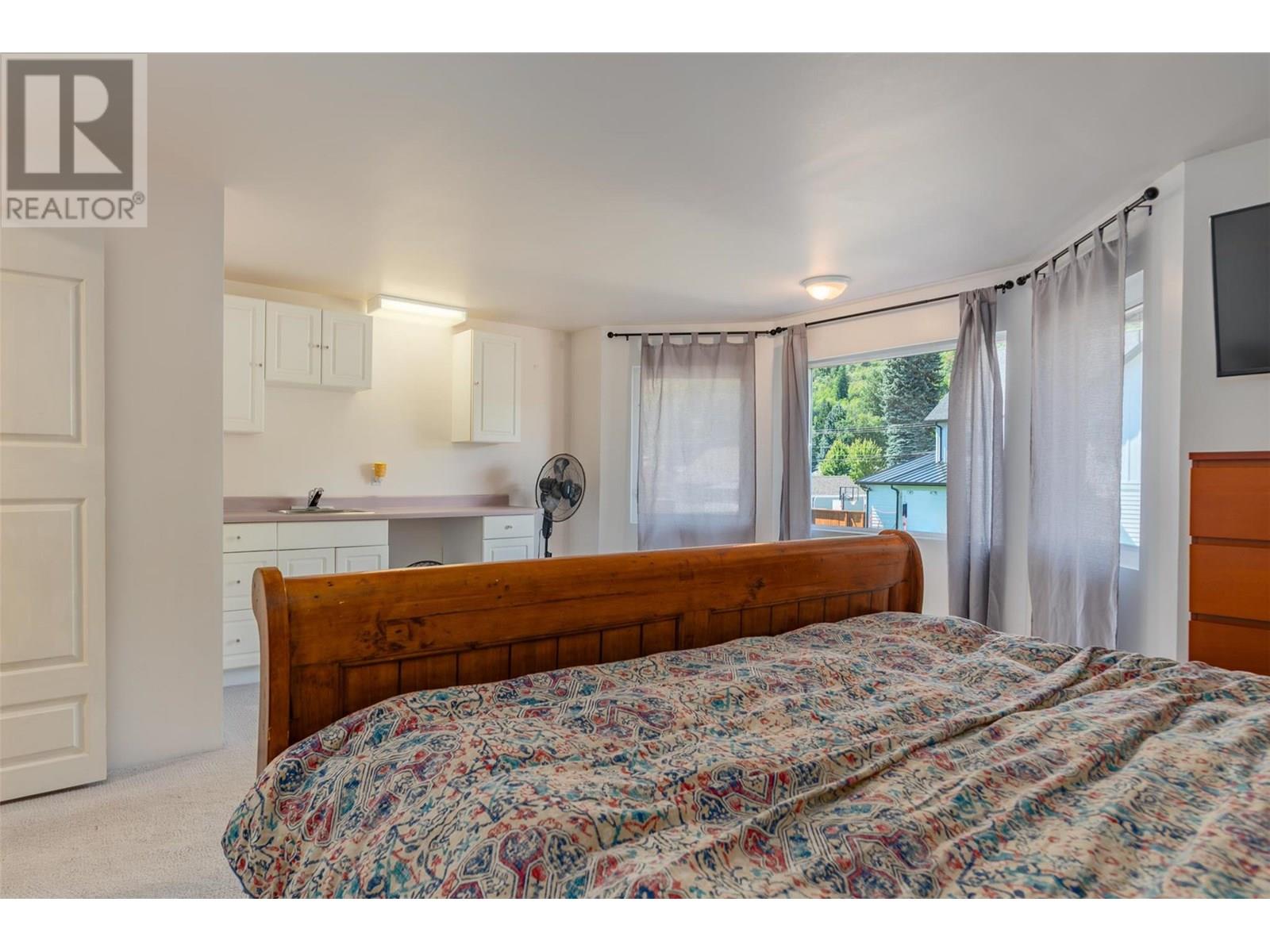 Photo 3 of 840 9th Avenue, Montrose BC