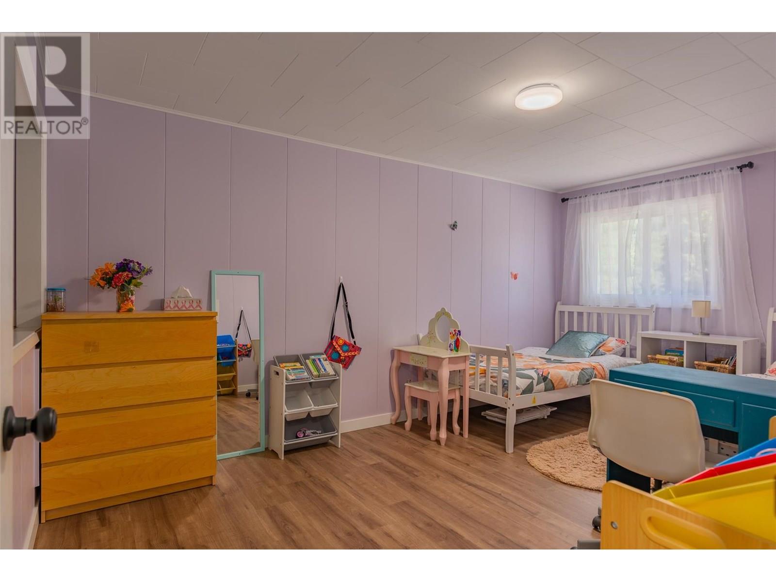 Photo 17 of 840 9th Avenue, Montrose BC