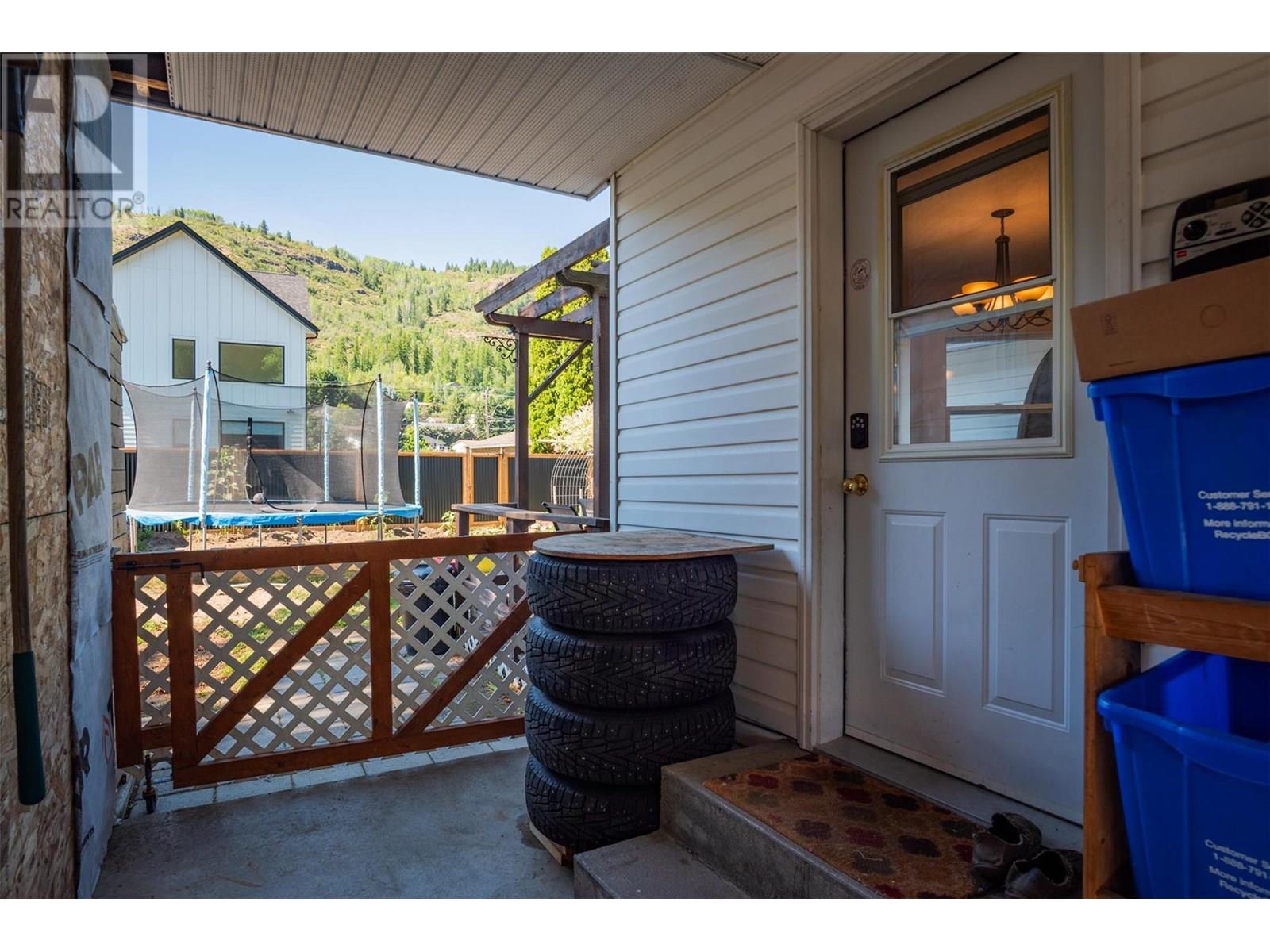 Photo 39 of 840 9th Avenue, Montrose BC
