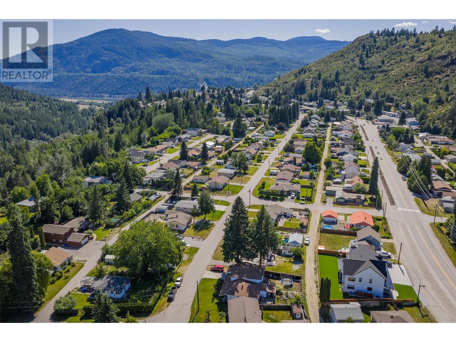 Photo 12 of 840 9th Avenue, Montrose BC