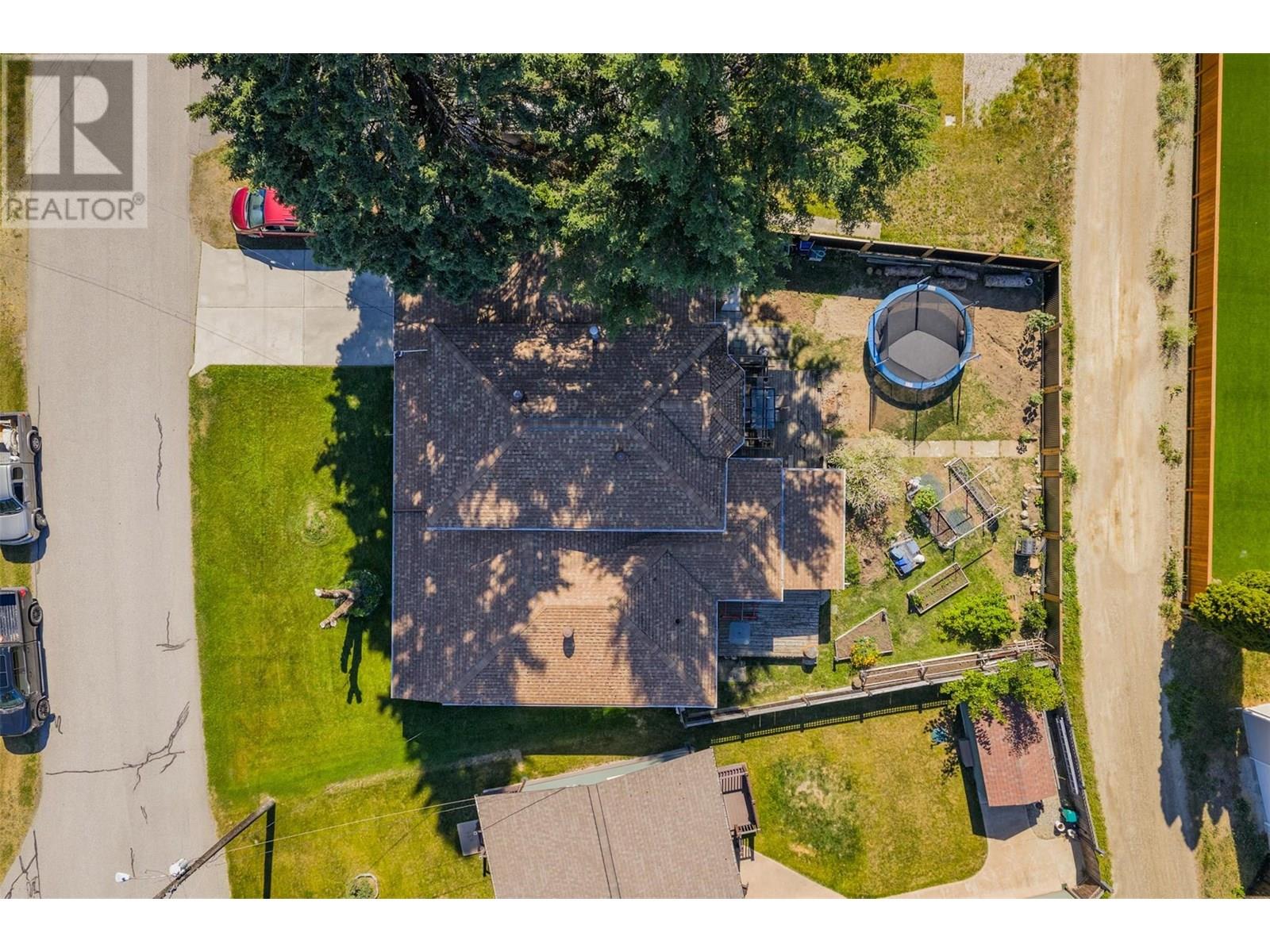 Photo 10 of 840 9th Avenue, Montrose BC