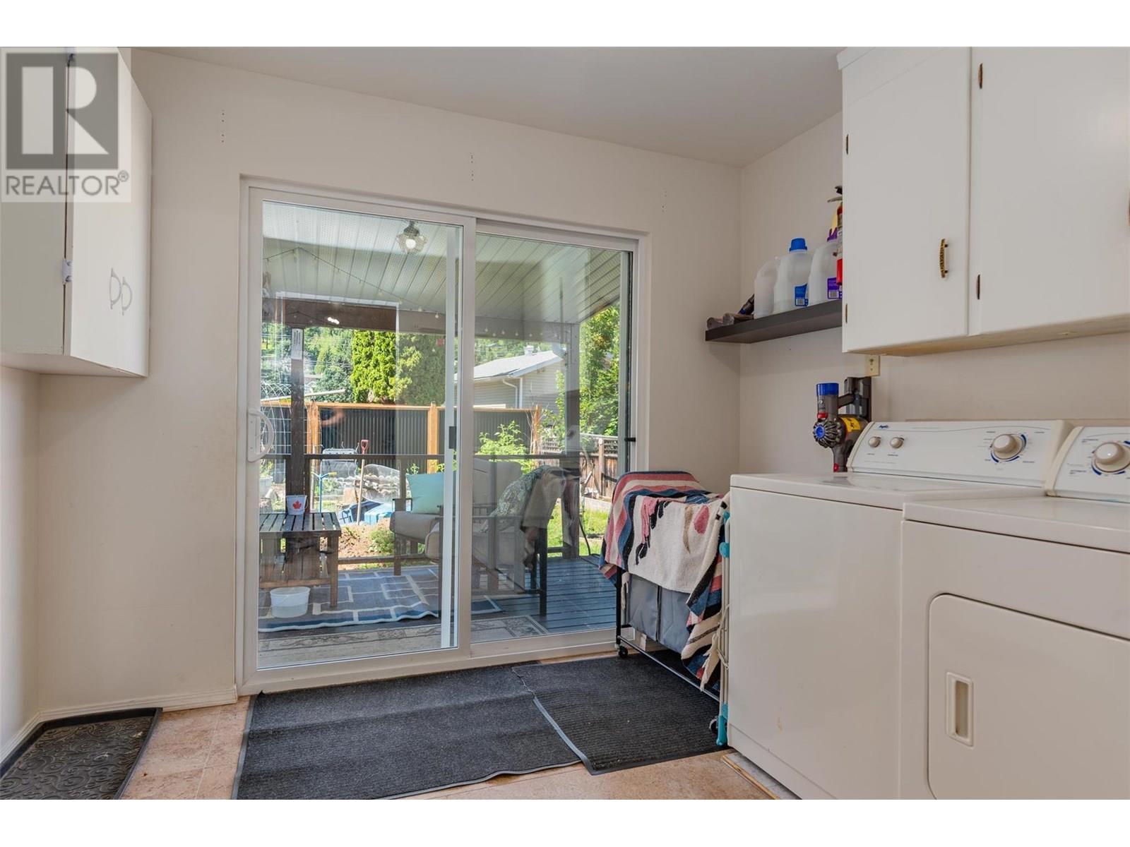 Photo 15 of 840 9th Avenue, Montrose BC