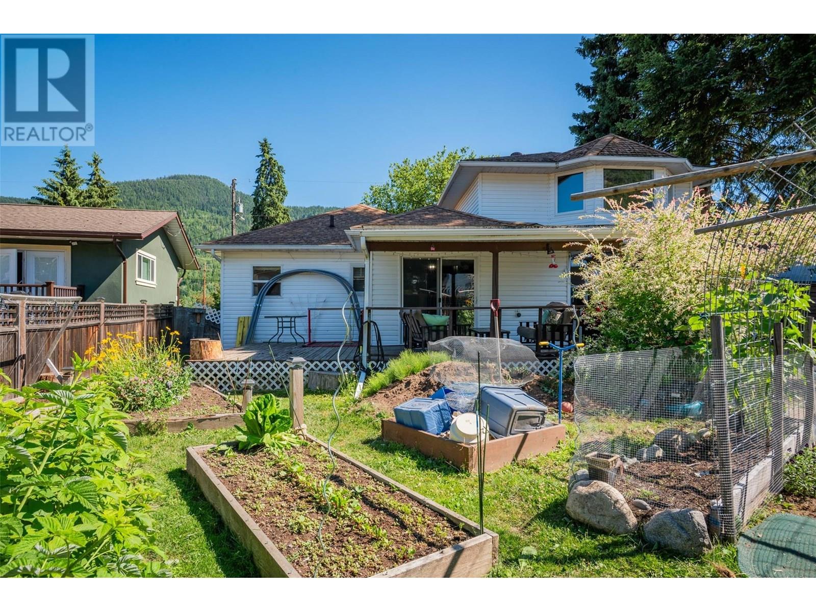 Photo 21 of 840 9th Avenue, Montrose BC