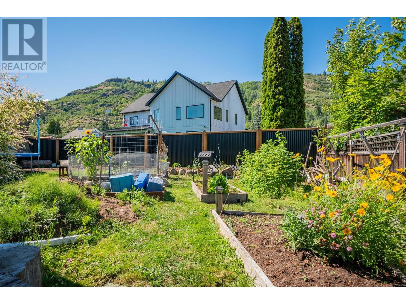 Photo 29 of 840 9th Avenue, Montrose BC