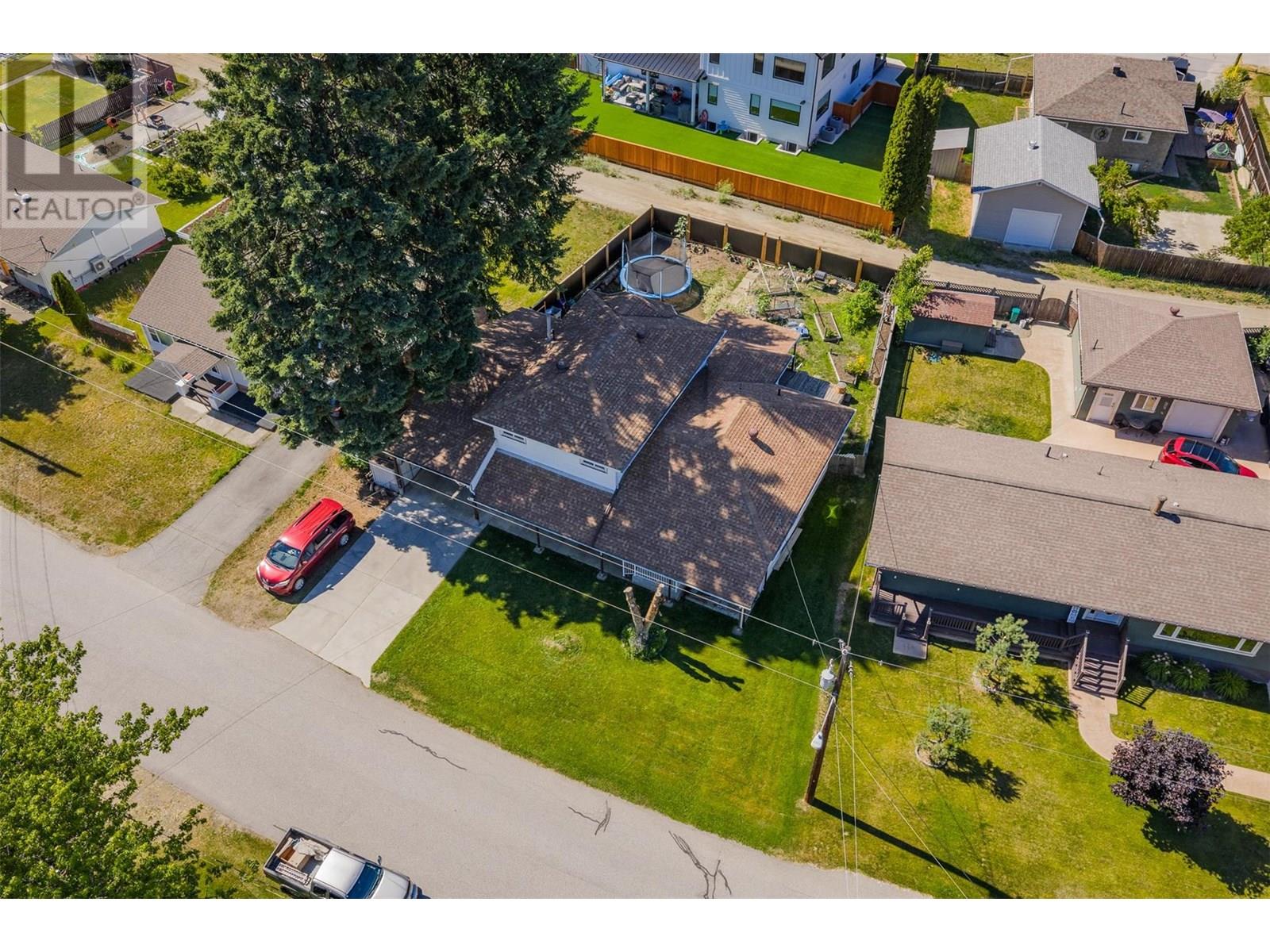 Photo 8 of 840 9th Avenue, Montrose BC