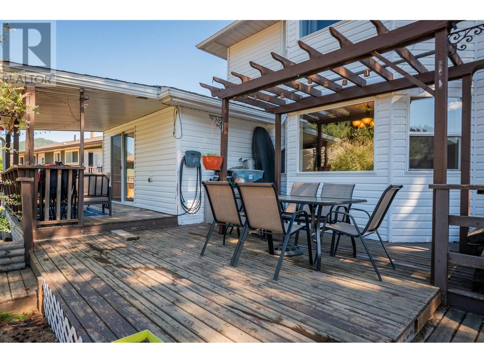 Photo 23 of 840 9th Avenue, Montrose BC
