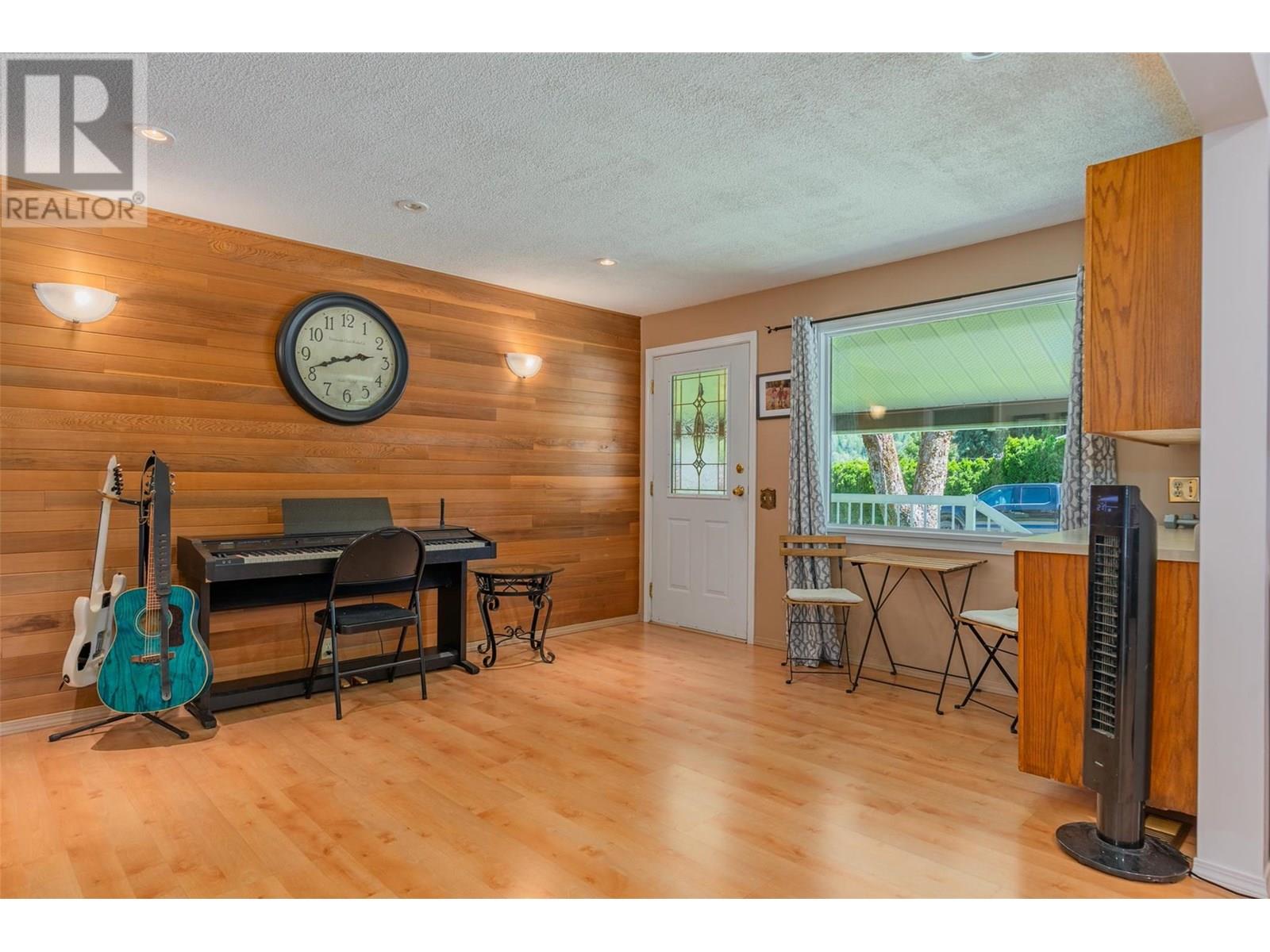 Photo 14 of 840 9th Avenue, Montrose BC