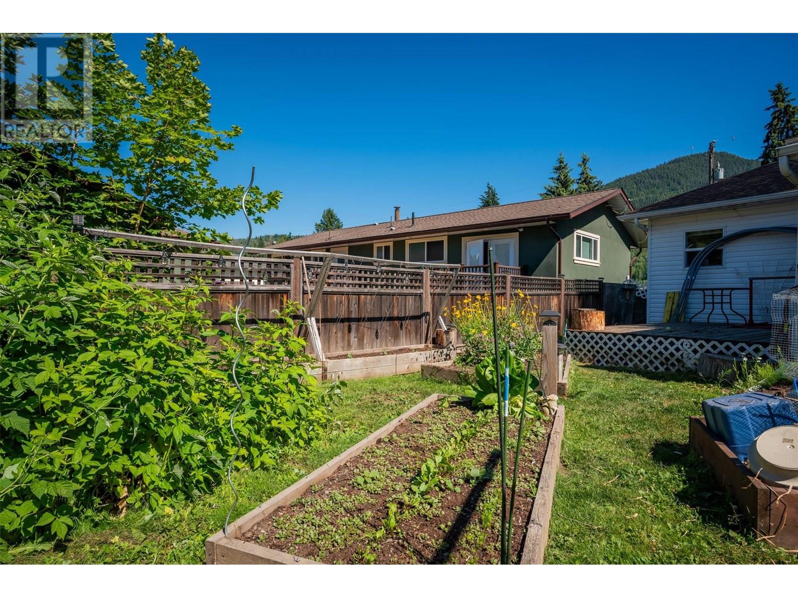 Photo 41 of 840 9th Avenue, Montrose BC
