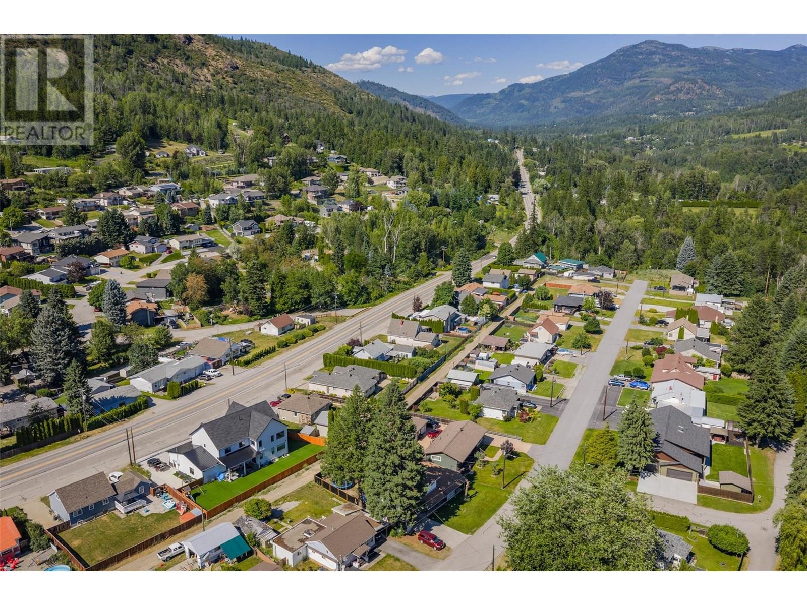 Photo 2 of 840 9th Avenue, Montrose BC
