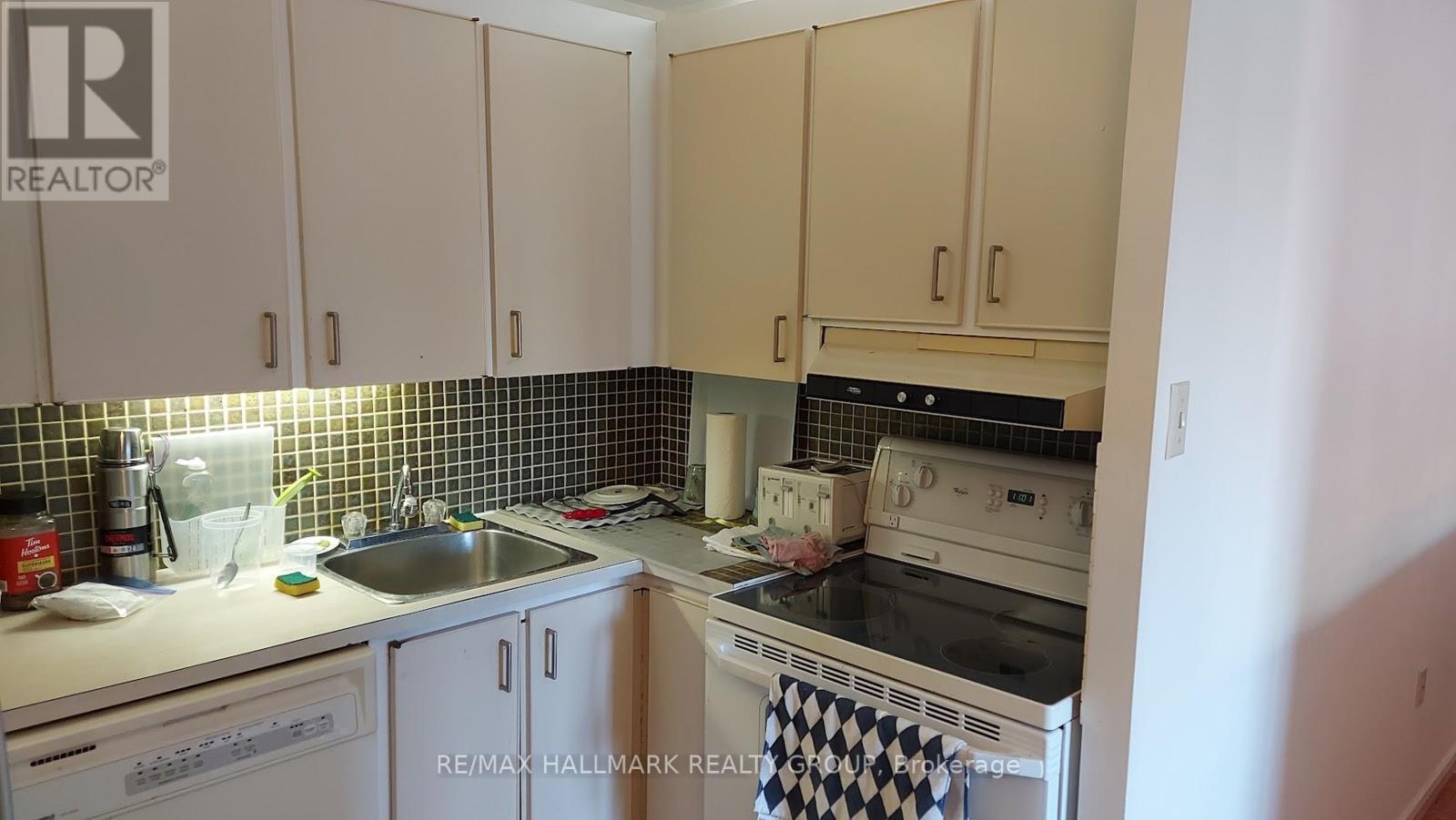 https://ddfcdn.realtor.ca/listing/TS638869844433830000/reb76/highres/7/x12254747_13.jpg