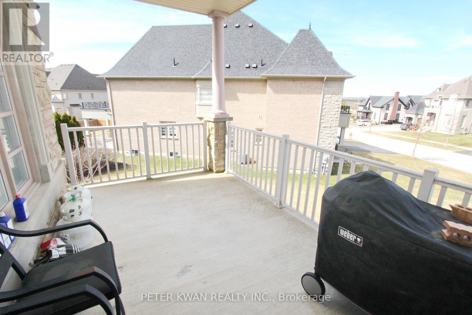 Photo 16 of 123 Carisbrooke Circle, Aurora ON