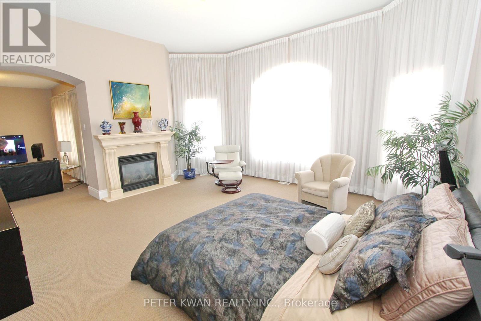 Photo 23 of 123 Carisbrooke Circle, Aurora ON