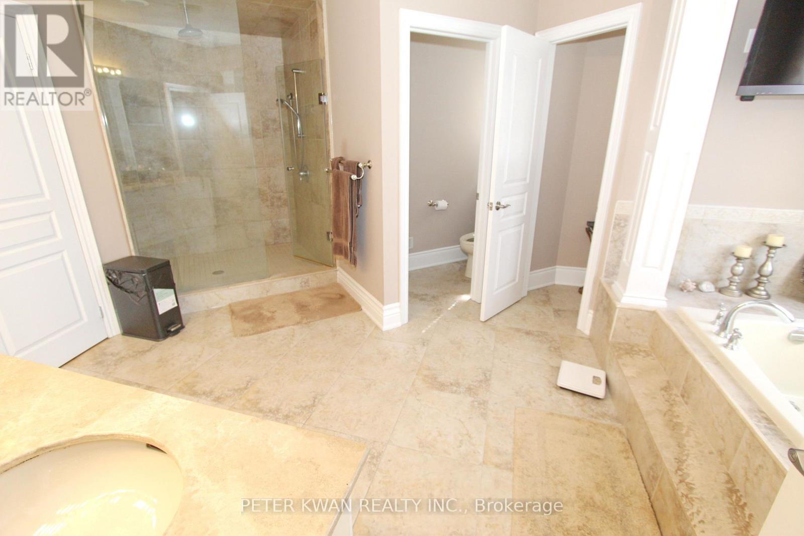 Photo 27 of 123 Carisbrooke Circle, Aurora ON