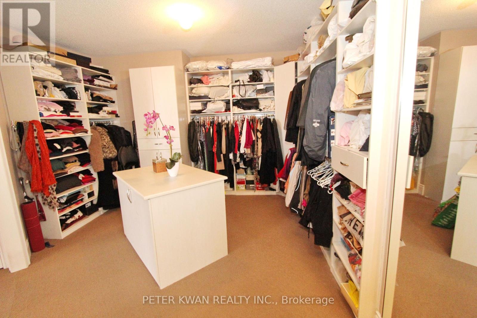 Photo 31 of 123 Carisbrooke Circle, Aurora ON