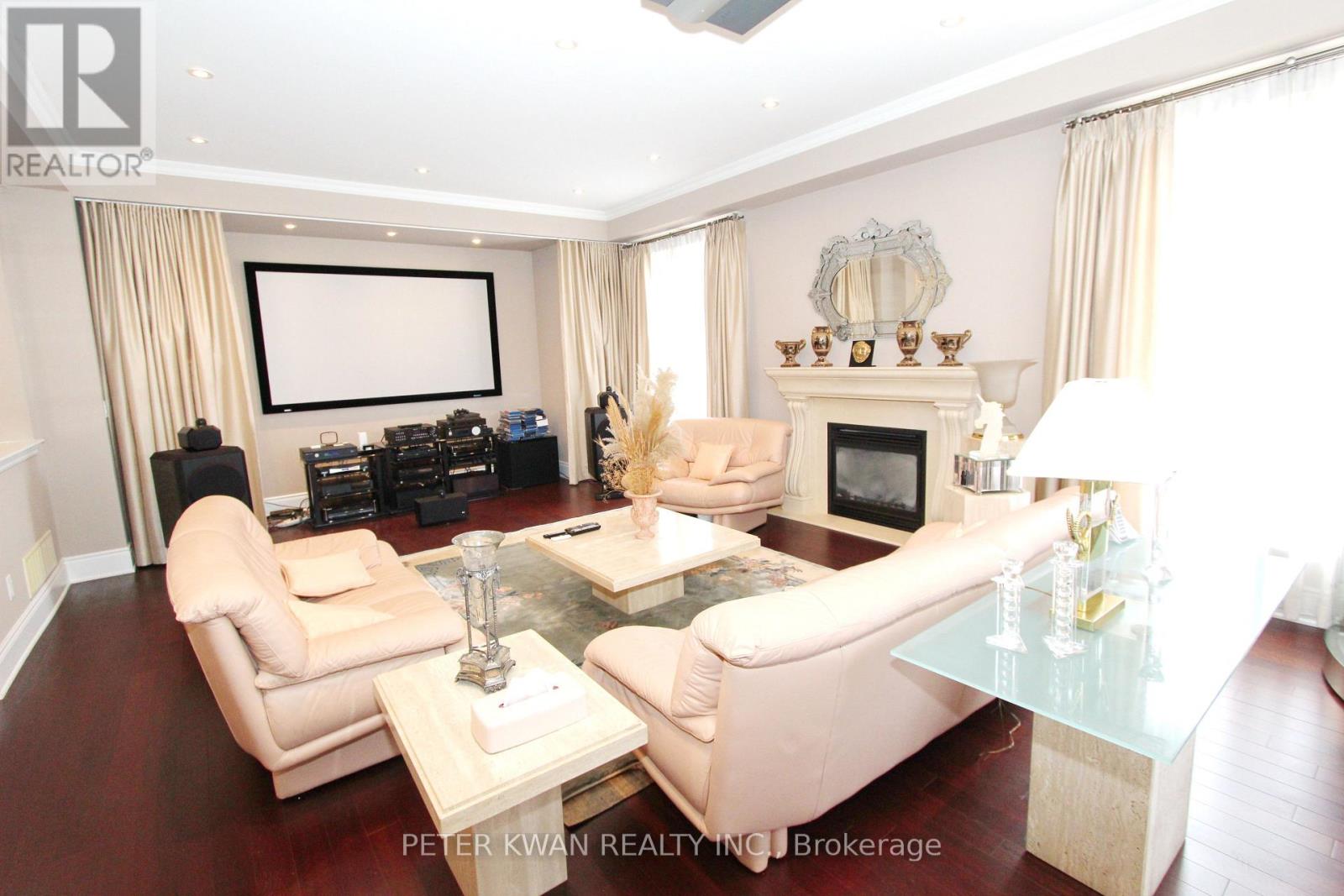 Photo 11 of 123 Carisbrooke Circle, Aurora ON