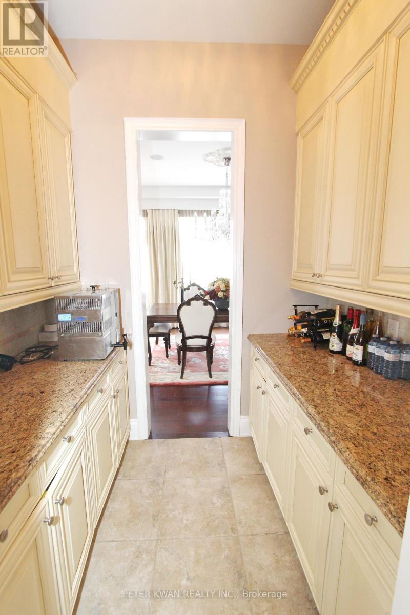 Photo 15 of 123 Carisbrooke Circle, Aurora ON