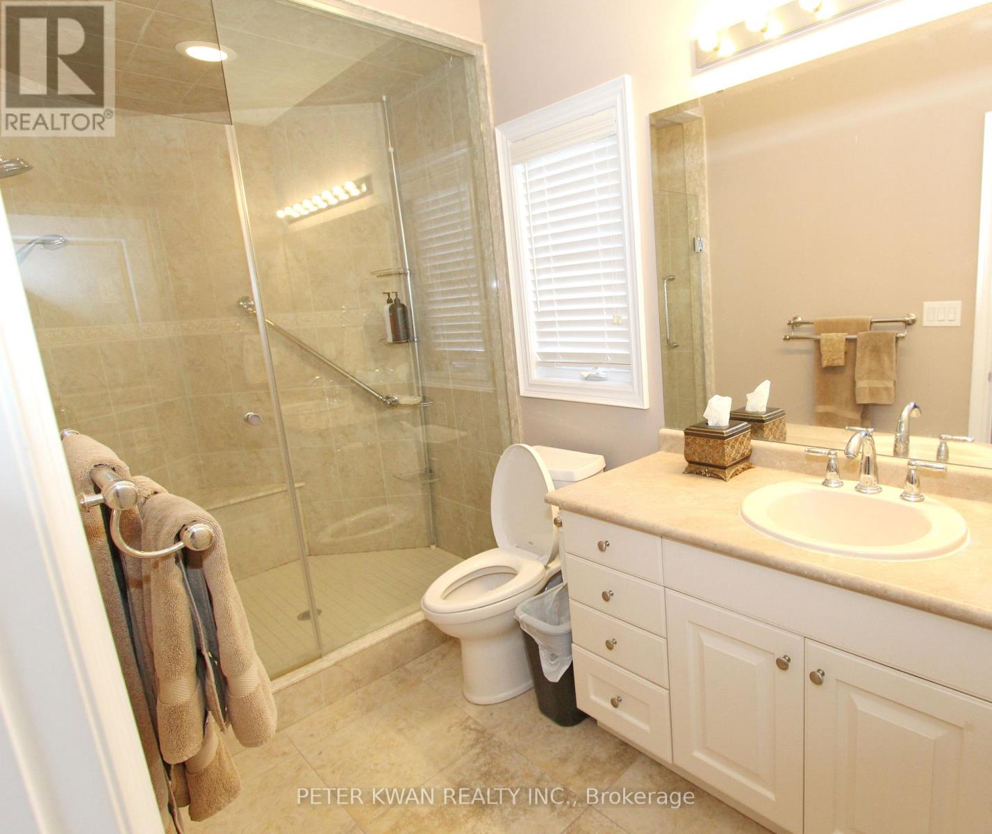 Photo 33 of 123 Carisbrooke Circle, Aurora ON