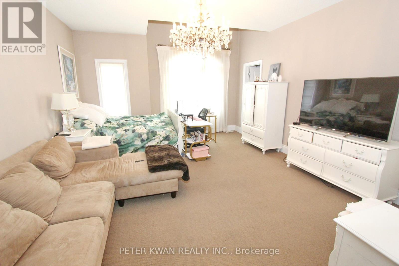 Photo 37 of 123 Carisbrooke Circle, Aurora ON