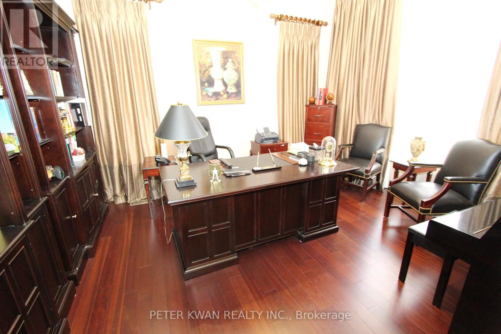 Photo 5 of 123 Carisbrooke Circle, Aurora ON
