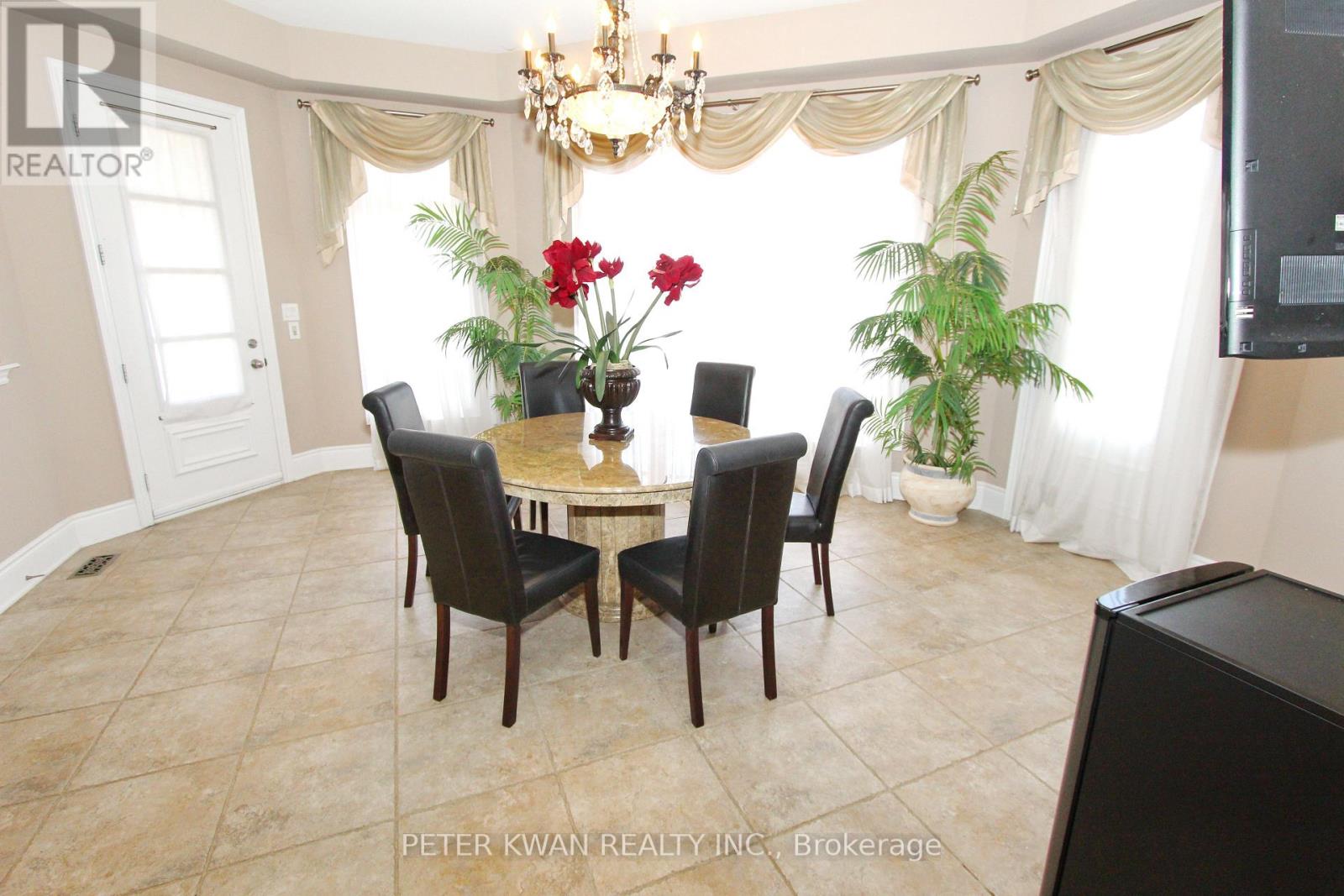 Photo 9 of 123 Carisbrooke Circle, Aurora ON