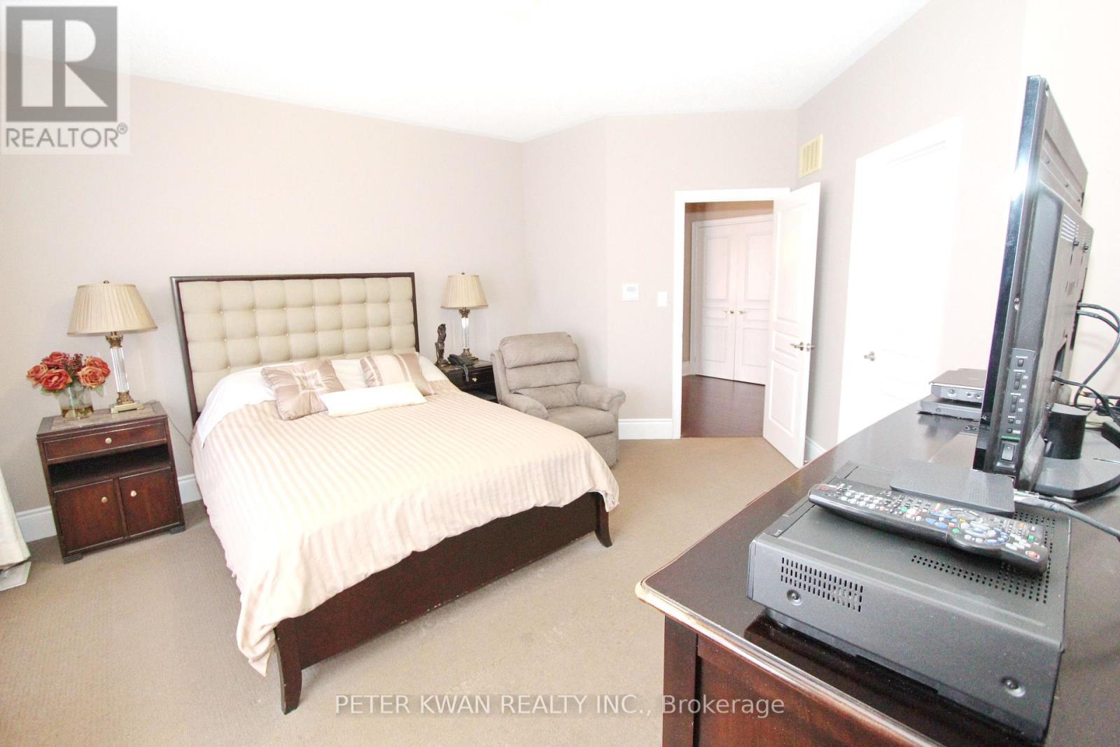 Photo 34 of 123 Carisbrooke Circle, Aurora ON