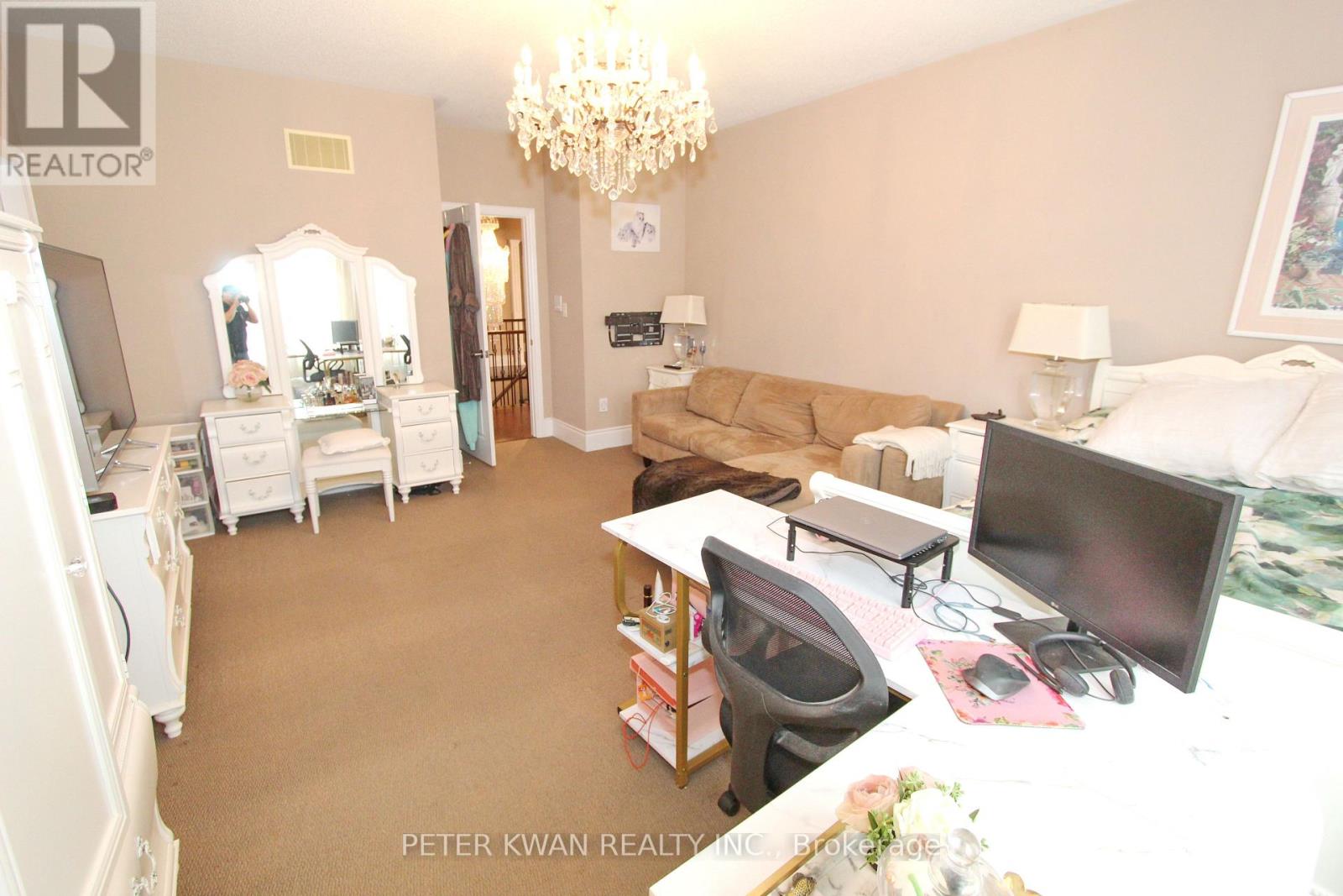 Photo 38 of 123 Carisbrooke Circle, Aurora ON