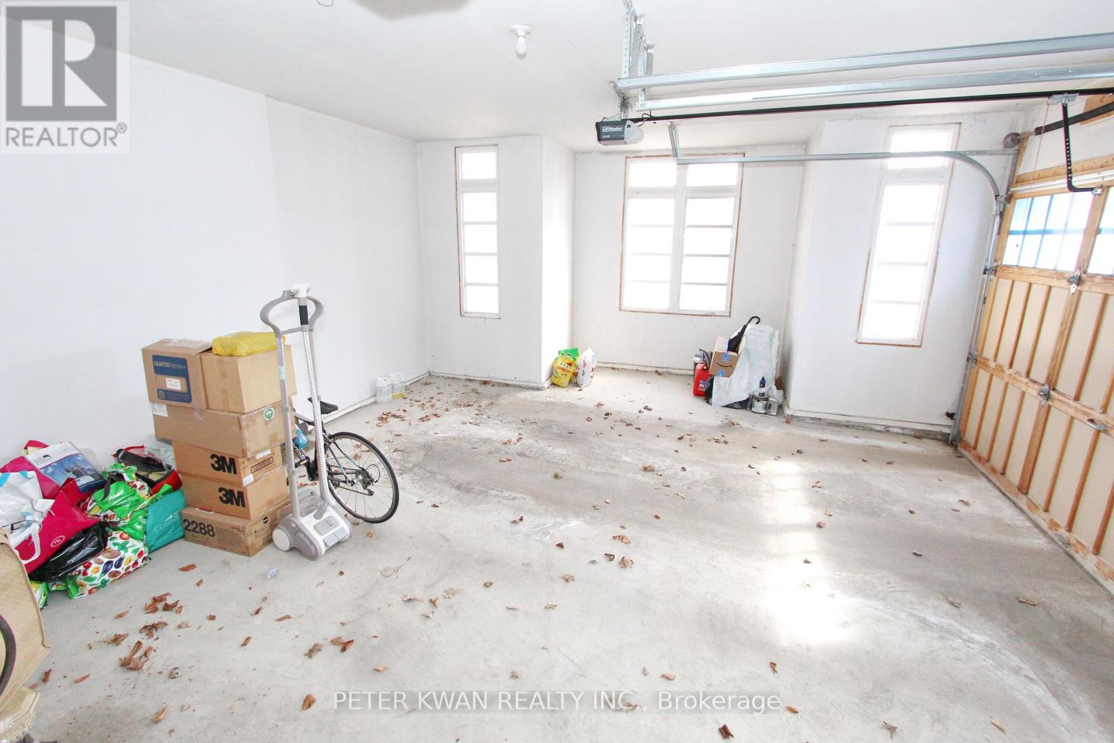 Photo 43 of 123 Carisbrooke Circle, Aurora ON