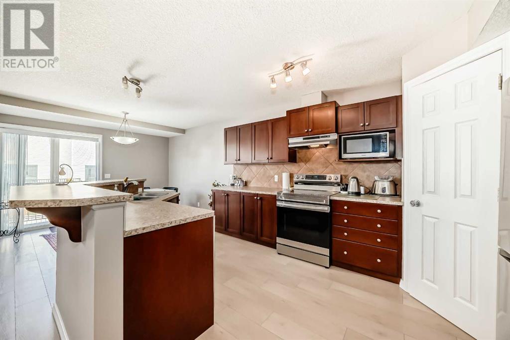 Single Family House for Sale in  Royal Crest View NW Royal Oak Calgary 