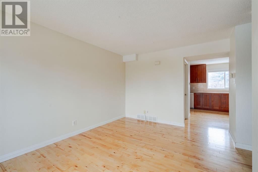 Single Family House for Sale in    Avenue NW Bowness Calgary 