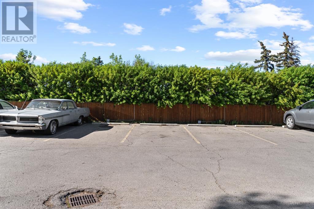 Single Family House for Sale in    Avenue NW Bowness Calgary 