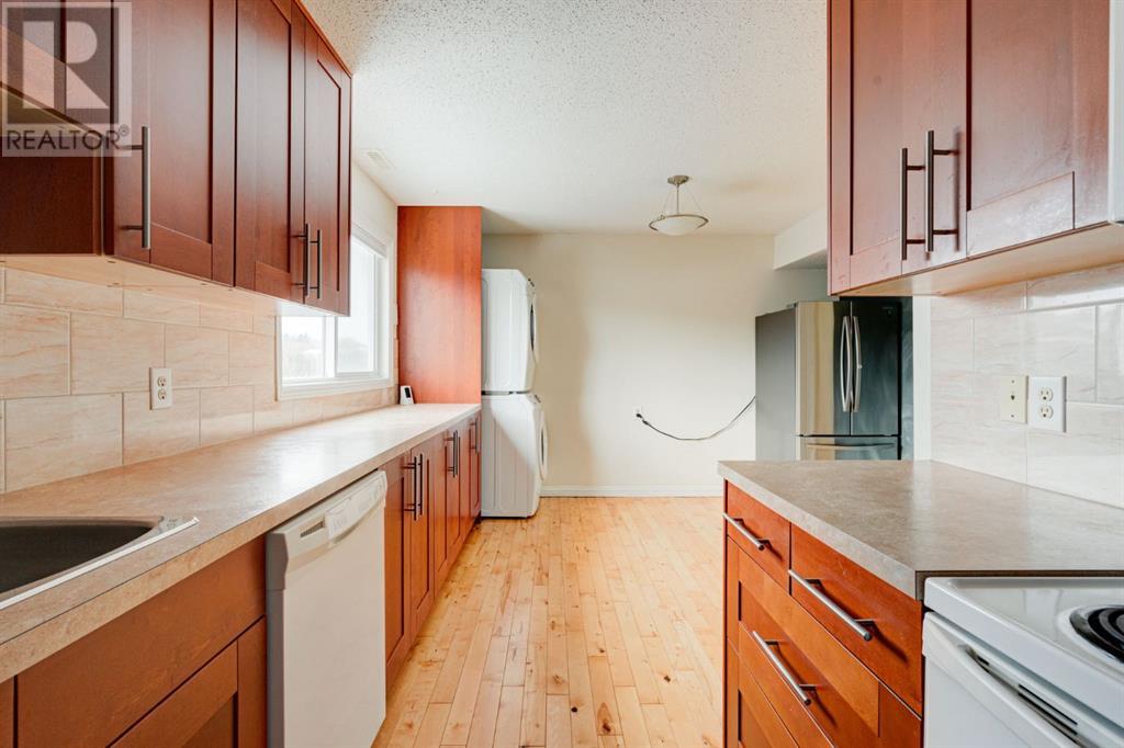 Single Family House for Sale in    Avenue NW Bowness Calgary 