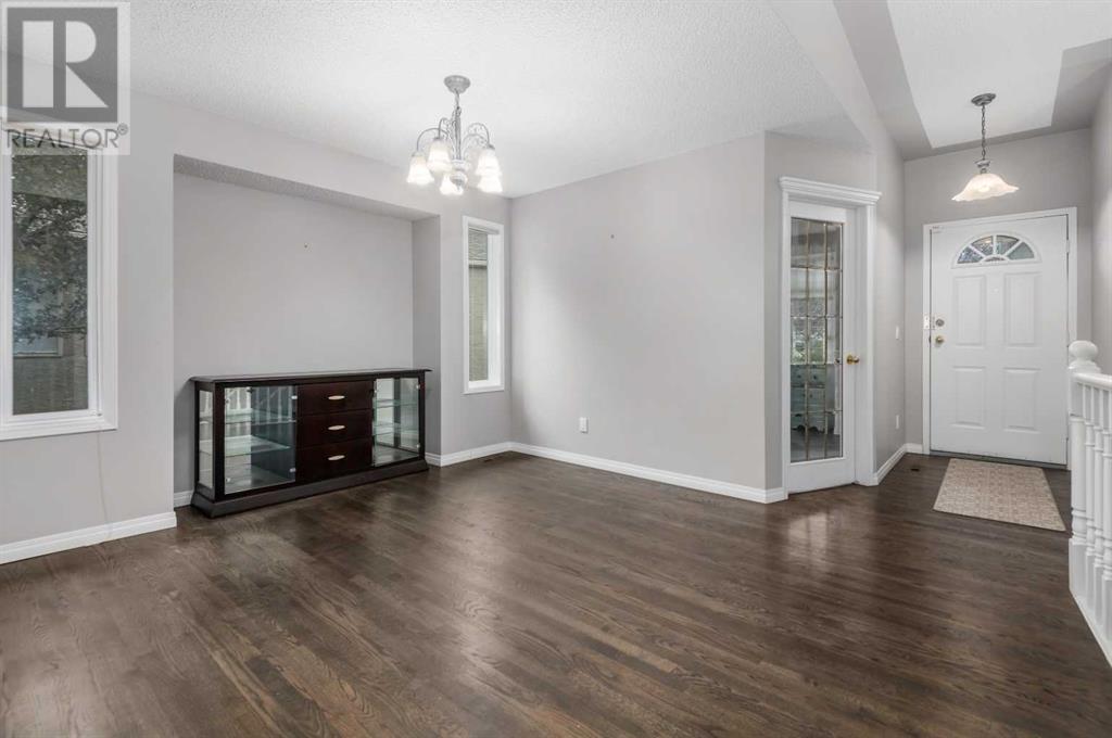 Single Family House for Sale in  Silver Creek Mews NW Silver Springs Calgary 