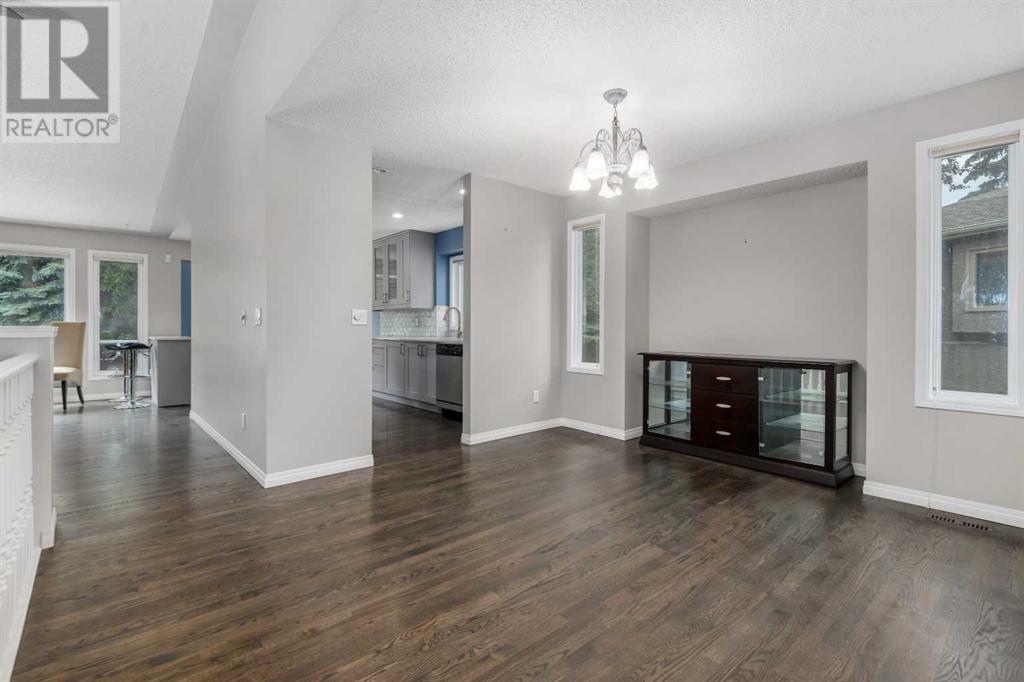 Single Family House for Sale in  Silver Creek Mews NW Silver Springs Calgary 